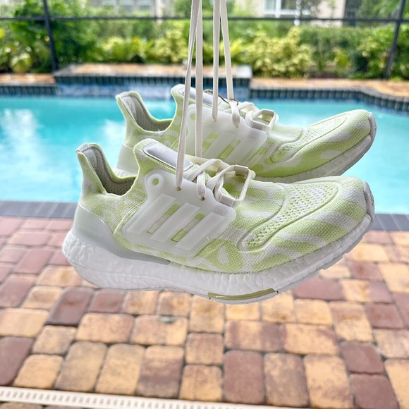 WOMEN\'S Adidas UltraBoost 22 Almost Lime GX6302 WOMEN\'S Adidas UltraBoost 22 Almost Lime GX6302